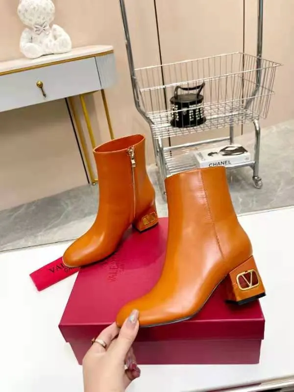 👟👟Ex-factory price 600👟👟 Leather sole +40 🆕 Valentino. Valentino autumn and winter fashion women's boots: Comfortable and versatile on the upper feet, showing long legs, Fabric: Imported first-layer cowhide ⚡The most popular V buckle ⚡The inner feet are all genuine leather Code number: 35−40 (Customized size 41)